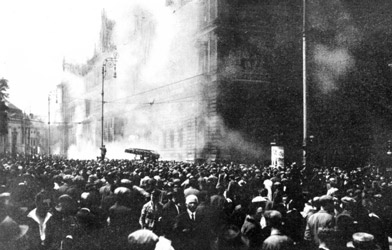 The police chief (and later Chancellor) Johann Schober ordered the police to open fire on the demonstrators in front of the burning Justice Palace. (© Bildarchiv Austria)