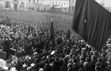 Feier des Schutzbunds im Jahr 1928 anlässlich des Jubiläums der Republiksgründung 