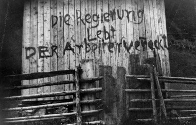 Parole auf einer Hauswand im Jahr 1933 (© Bildarchiv Austria)