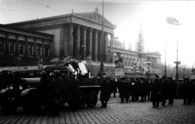 Police mourn, whereas Schutzbündler get sentenced. (© Bildarchiv Austria)