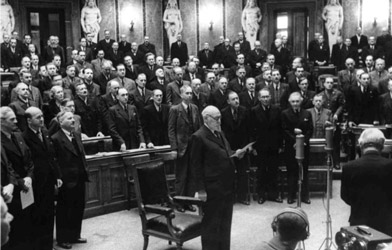 Swearing-in ceremony of President Karl Renner in 1945 (© Bildarchiv Austria)